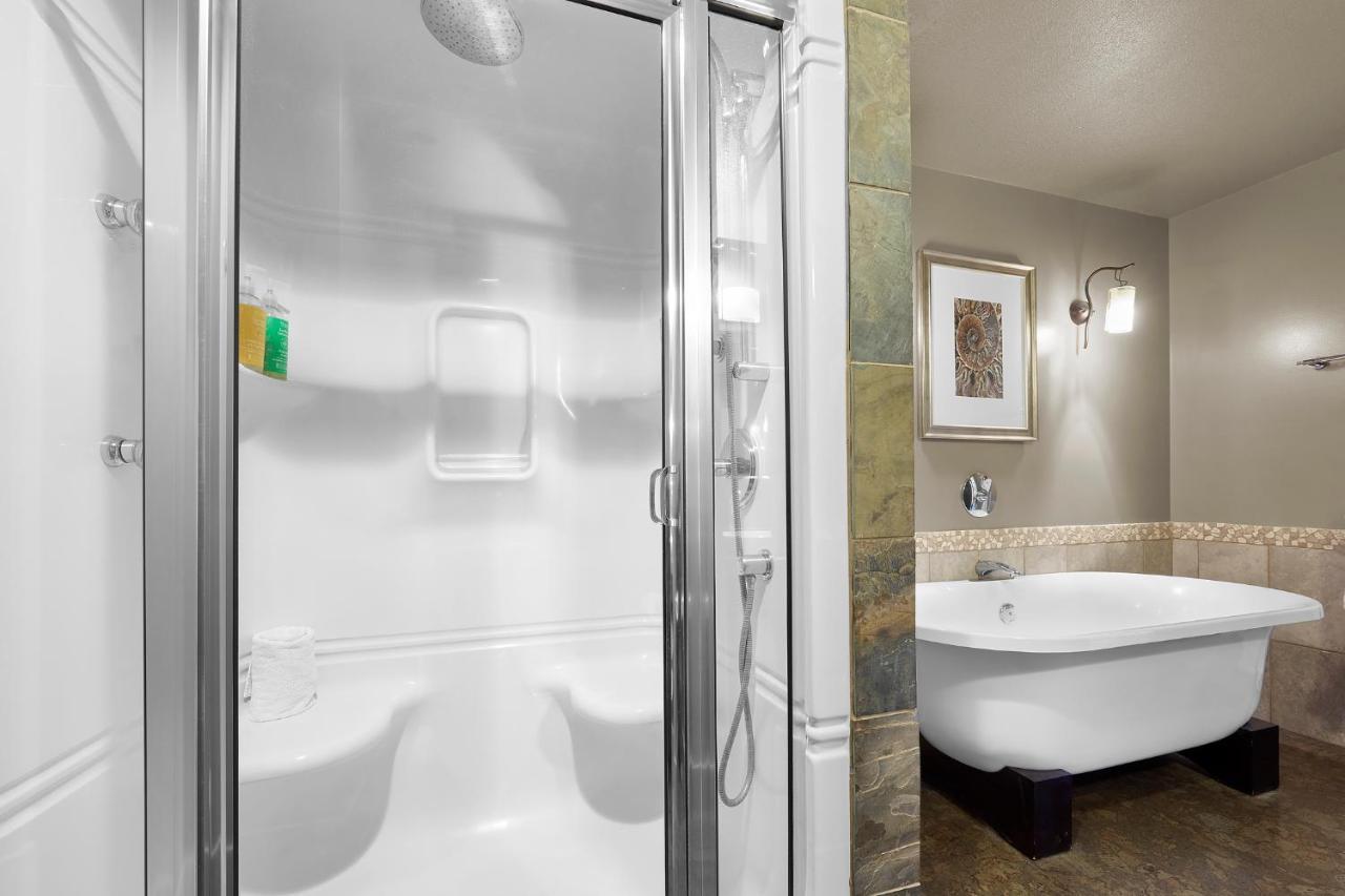 Sunset Ridge - Luxurious Corner Condo - Spectacular Mt Views With Open Pool! Canmore Luaran gambar