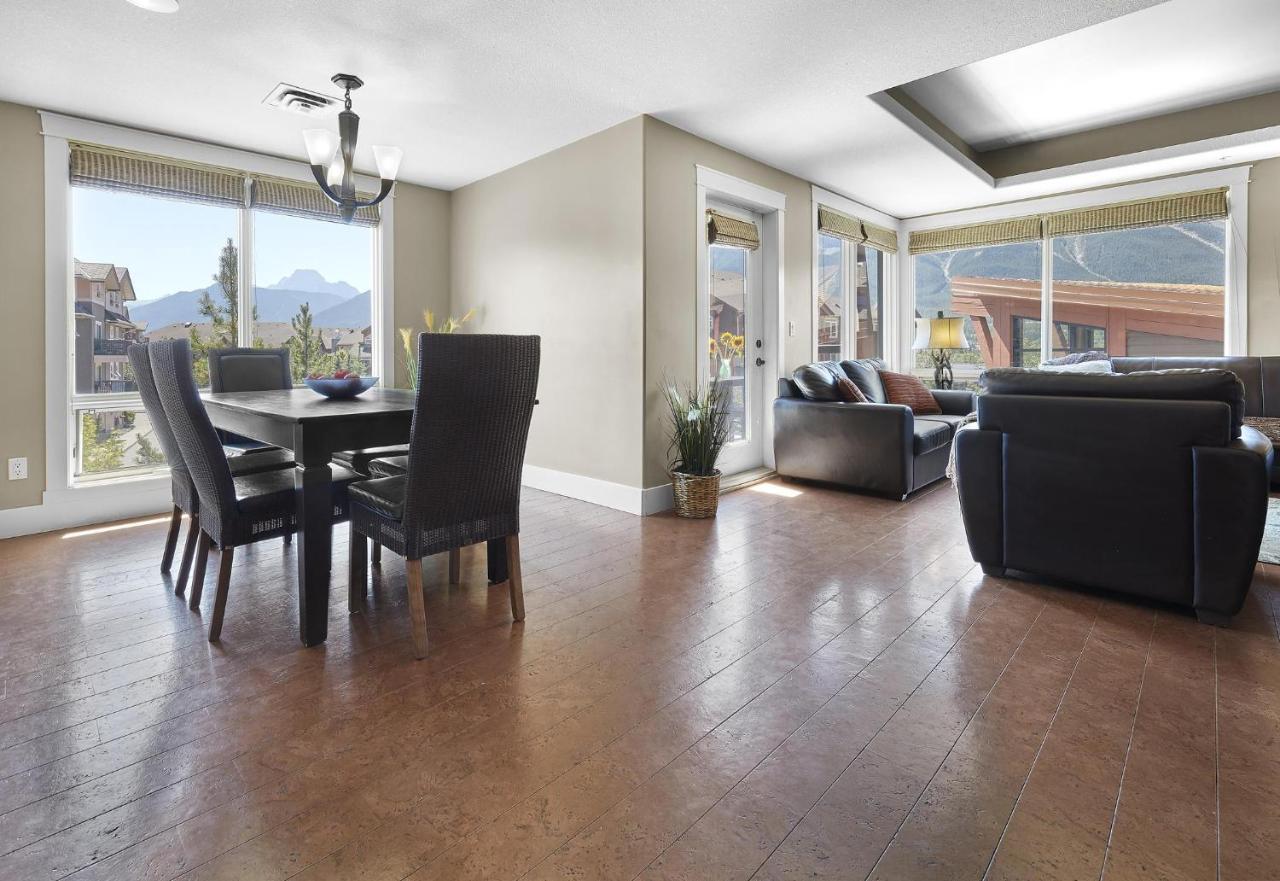 Sunset Ridge - Luxurious Corner Condo - Spectacular Mt Views With Open Pool! Canmore Luaran gambar