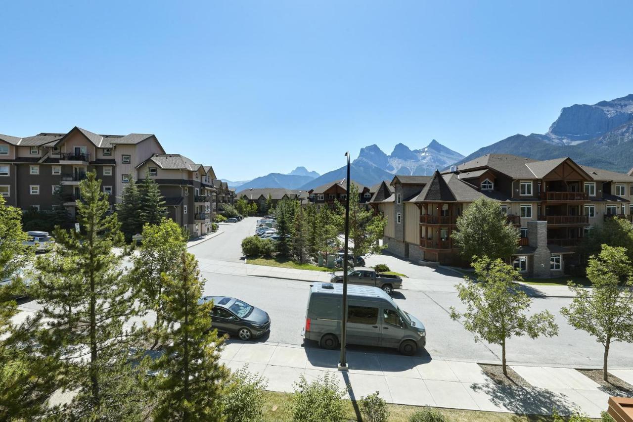 Sunset Ridge - Luxurious Corner Condo - Spectacular Mt Views With Open Pool! Canmore Luaran gambar